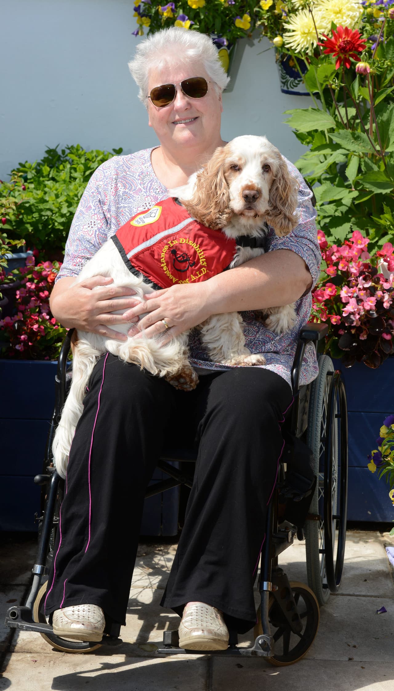 Después de un par de minutos, un hombre que paseaba a su perro vio a George y respondió a su llamado de ayuda.“¿Cómo hizo este extraordinario extraño para tener fuerzas suficientes para levantar el scooter de mí? No lo sé, pero lo hizo”, confesó Anita.