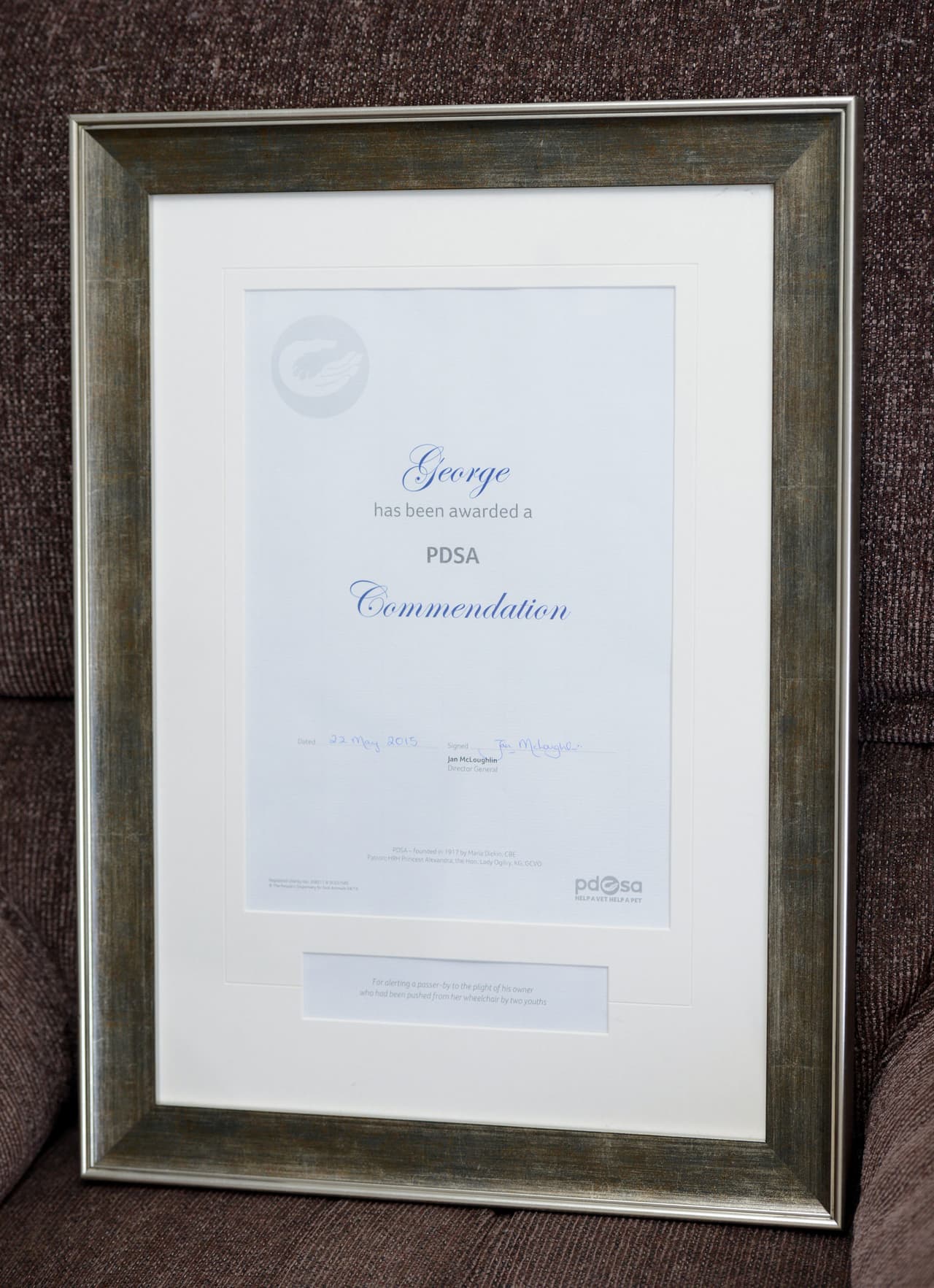 El scooter dio un giro rápido y perdió el control al evitar chocar contra unos niños que jugaban en su patineta.