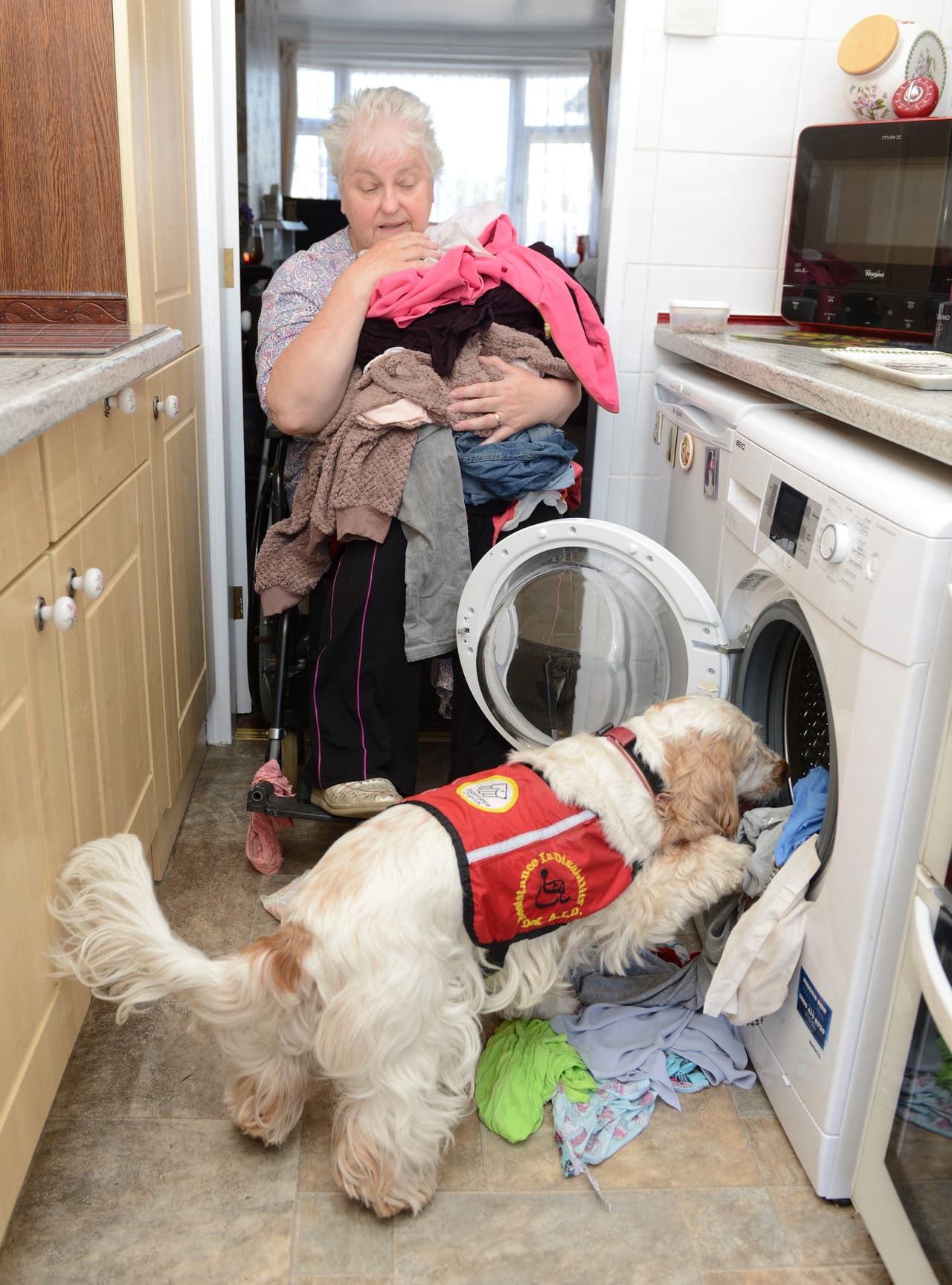 Además, añadió: “No tenía manera de contactar a mi esposo y hacía mucho frío. Estaba tirada ahí, revolcándome en el barro”.
