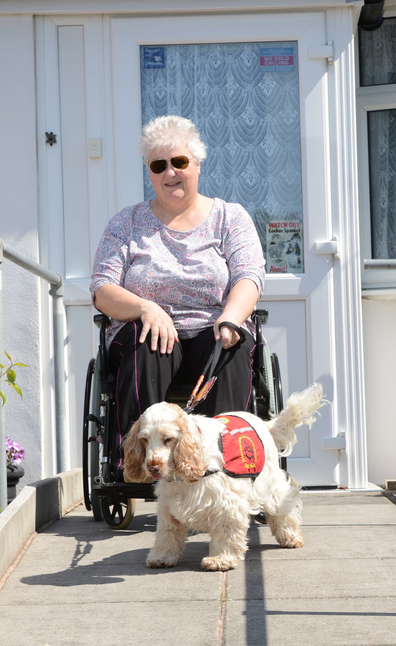 La mujer discapacitada de 62 años cayó al agua helado y George corrió detrás de ella para salvarla.