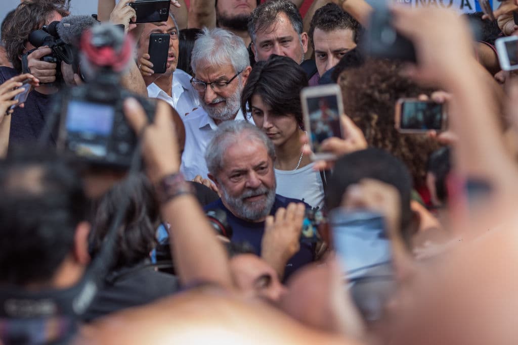 Lula da Silva saluda a sus seguidores en la sede del Sindicato de Metalúrgicos en Sao Paulo, Brasil, el 7 de abril de 2018. Una orden de arresto había sido emitida en contra de Lula por una condena de 12 años por corrupción. Foto por Victor Moriyama/Getty Images