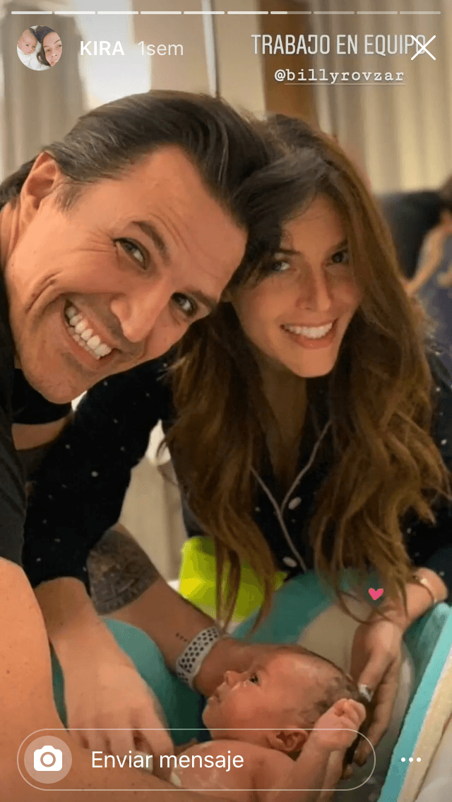 "Tengo el apoyo de mi familia y de mi marido al cien", comentó, "obviamente 
<b><a href="https://www.univision.com/famosos/queria-pero-alguien-le-fallo-claudia-alvarez-cuenta-por-que-no-se-comio-su-placenta-fotos" target="_blank">tienes muchos sentimientos encontrados</a></b> y hay momentos en los que lloras o te da miedo porque se trata de una experiencia nueva". 
<br>