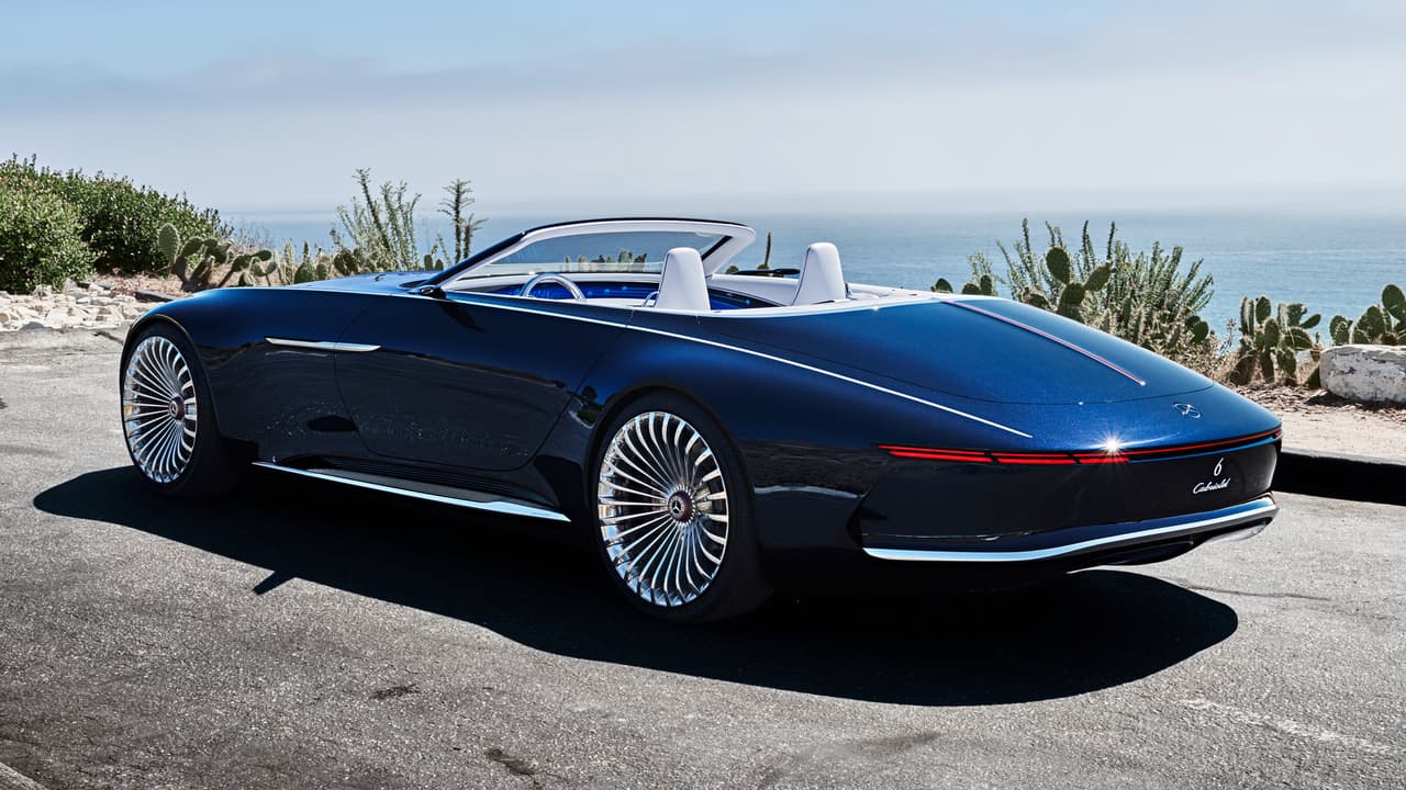 Las ruedas del Vision Mercedes-Maybach 6 Cabriolet lucen mucho más convencionales que las de su contraparte de techo duro. Sus rayos plateados están decorados con delicadas líneas oro rosa . . . como si el auto necesitase 
<b>más opulencia</b>.