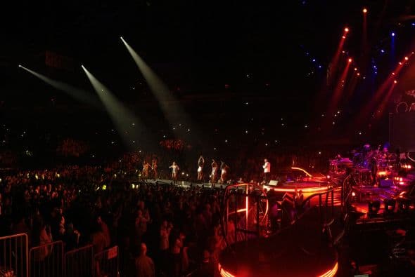 Con el US Airways completamente repleto, Pitbull y Enrique Iglesias hicieron retumbar el centro de Phoenix con un tremendo fiestón que duró más de 3 horas. En el concierto, estaban presentes celebridades como Jessica Cediel del Gordo y La Flaca y William Valdes de Despierta America, entre otros. Durante el show, los fans enloquecieron y corearon los éxitos de ambos artistas. Enrique Iglesias, hasta saltó del escenario para interactuar con su público y tomarse selfies con ellos.