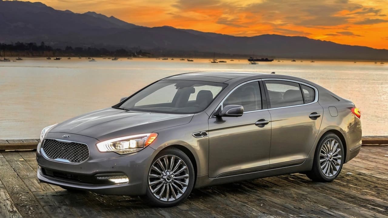<h3 class="cms-h3-H3">4. Kia K900</h3>
<br>La leyenda indica que la presencia del 
<b>Kia K900</b> en los concesionarios Kia en Estados Unidos fue impuesta a Kia Motors America por su casa matriz en Corea. Este rumor tiene sentido, porque el K900, un elegante y señorial sedán grande, hermano mecánico del 
<b><a href="https://www.univision.com/noticias/hyundai/detroit-2016-genesis-g90-2017-no-lo-llamen-hyundai" target="_blank">Genesis G90</a></b>, se siente como una 'cucaracha en un baile de gallinas'; entre el resto de la dinámica y juvenil línea de modelos Kia. Si el rumor es cierto, los hecho le han dado la razón a la filial estadounidense de Kia, ya que sus concesionarios apenas lograron vender
<b> 354 unidades</b> del K900, lo que representa una caída de su volumen del 22.2% respecto a las ventas en 2017.