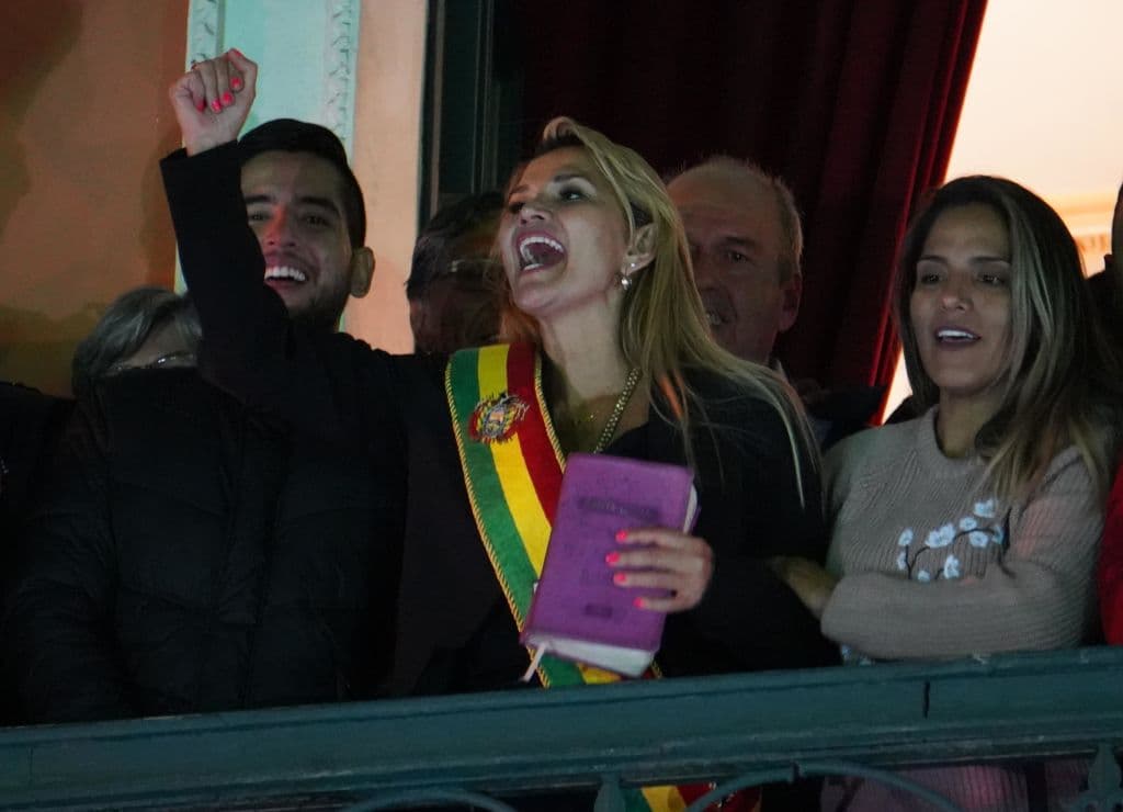 Añez sostiene una biblia en el balcón del Palacio de Gobierno después de proclamarse presidenta inetrina el 12 de noviembre.