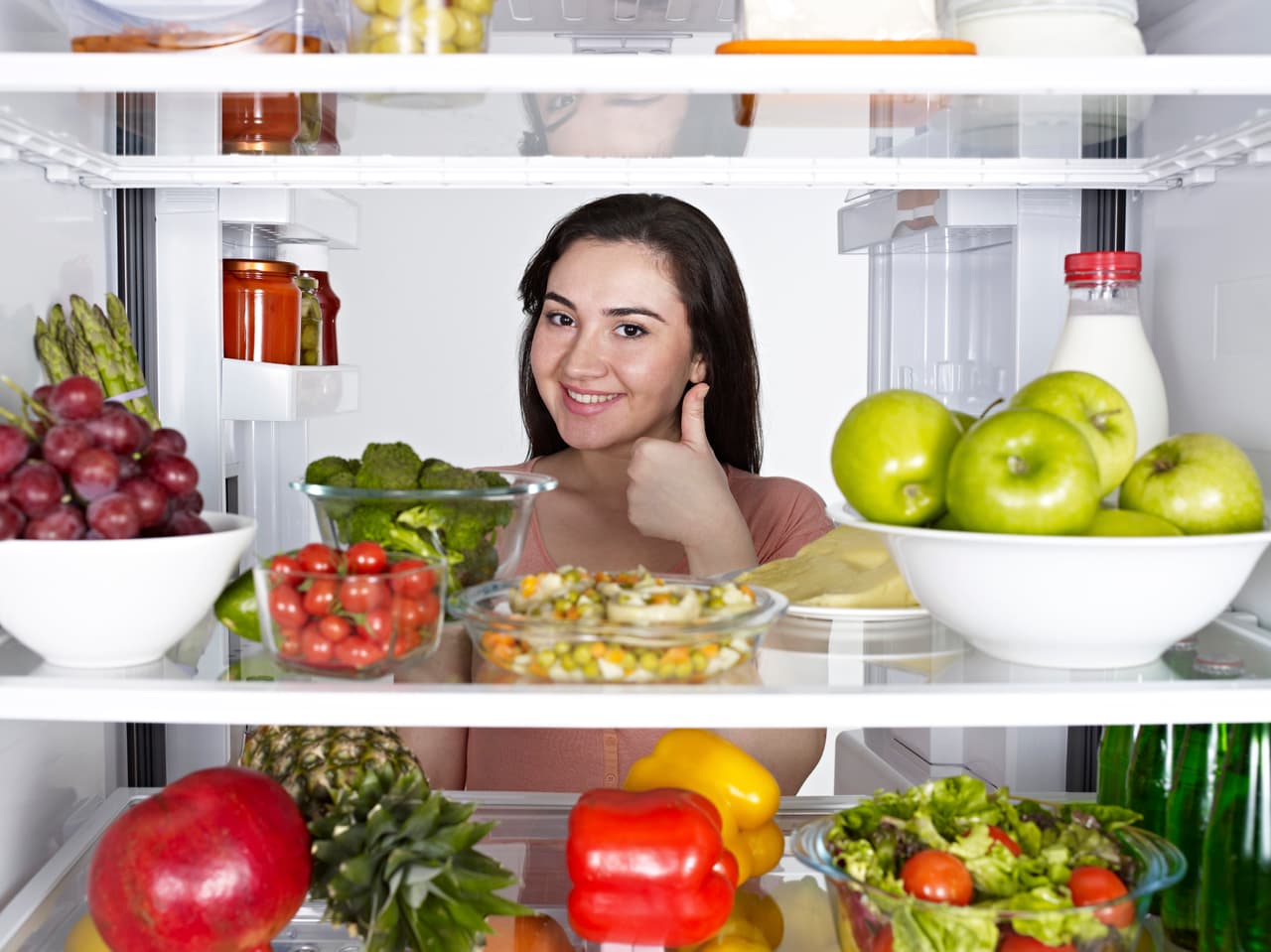 Una de las claves de almacenamiento es dejar una separación entre alimentos y asegurarte de que no toquen el fondo para que no bloqueen los orificios de distribución de aire para que éste se distribuya de manera perfectamente por dentro de la nevera.