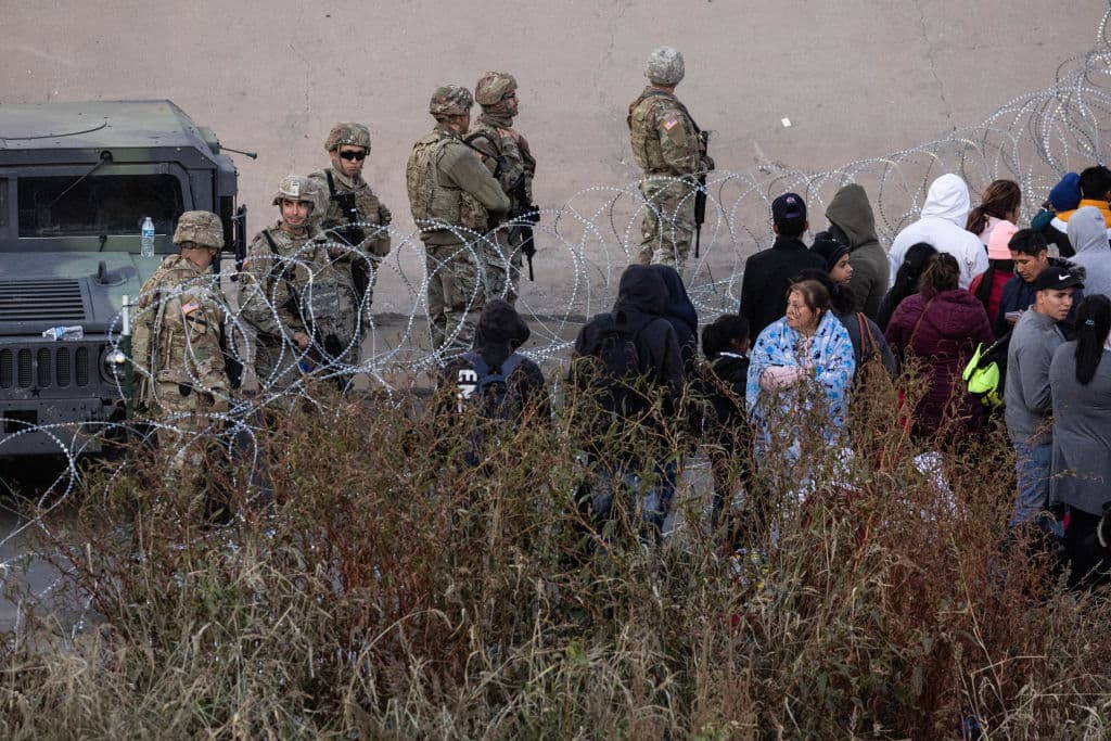 Aun cuando la Corte Suprema delibere antes del viernes y lo haga a favor del gobierno,
<b>la administración ha pedido que las restricciones estén vigentes hasta el 27 de diciembre</b>. En caso de que el máximo tribunal decida el viernes o después, el gobierno quiere que los límites se mantengan hasta el segundo día hábil siguiente a dicha orden.
