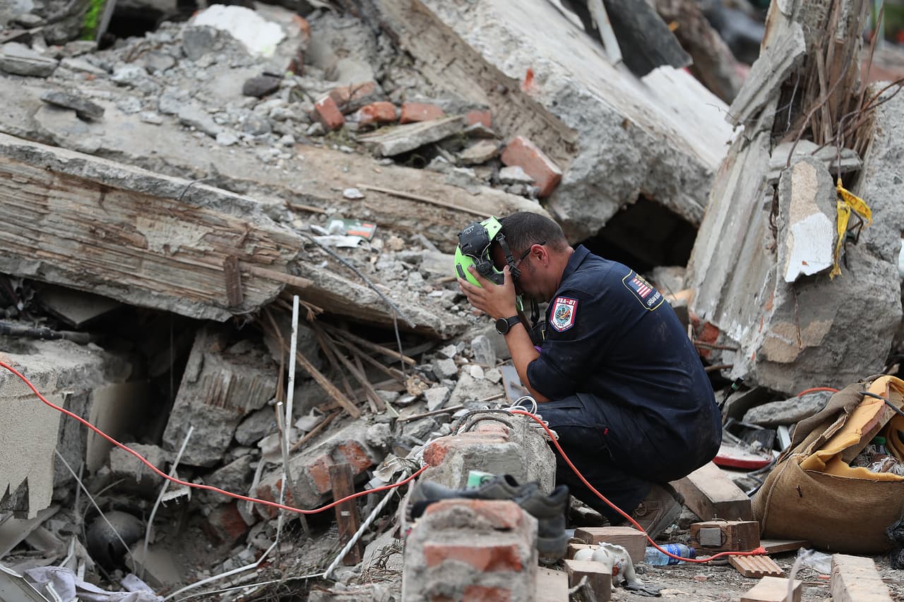 Un miembro de un equipo de búsqueda y rescate del condado de Fairfax, Virginia, se lleva las manos a la cabeza mientras evalúa los daños causados por el terremoto en Cali, Colombia, el domingo 16 de agosto de 2026. (Foto AP/Santiago Saldarriaga)