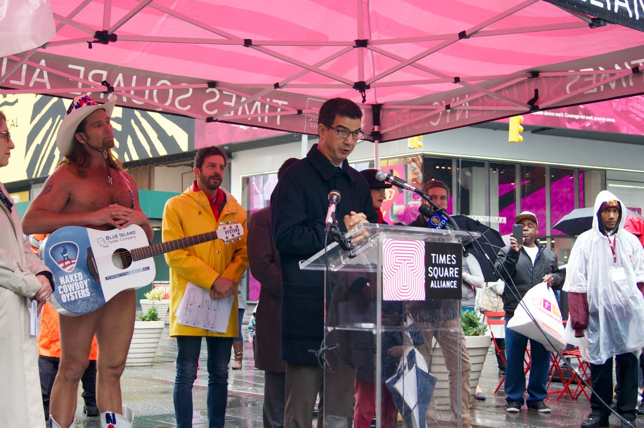 Ydanis Rodríguez dijo que no busca afectar a trabajadores latinos.