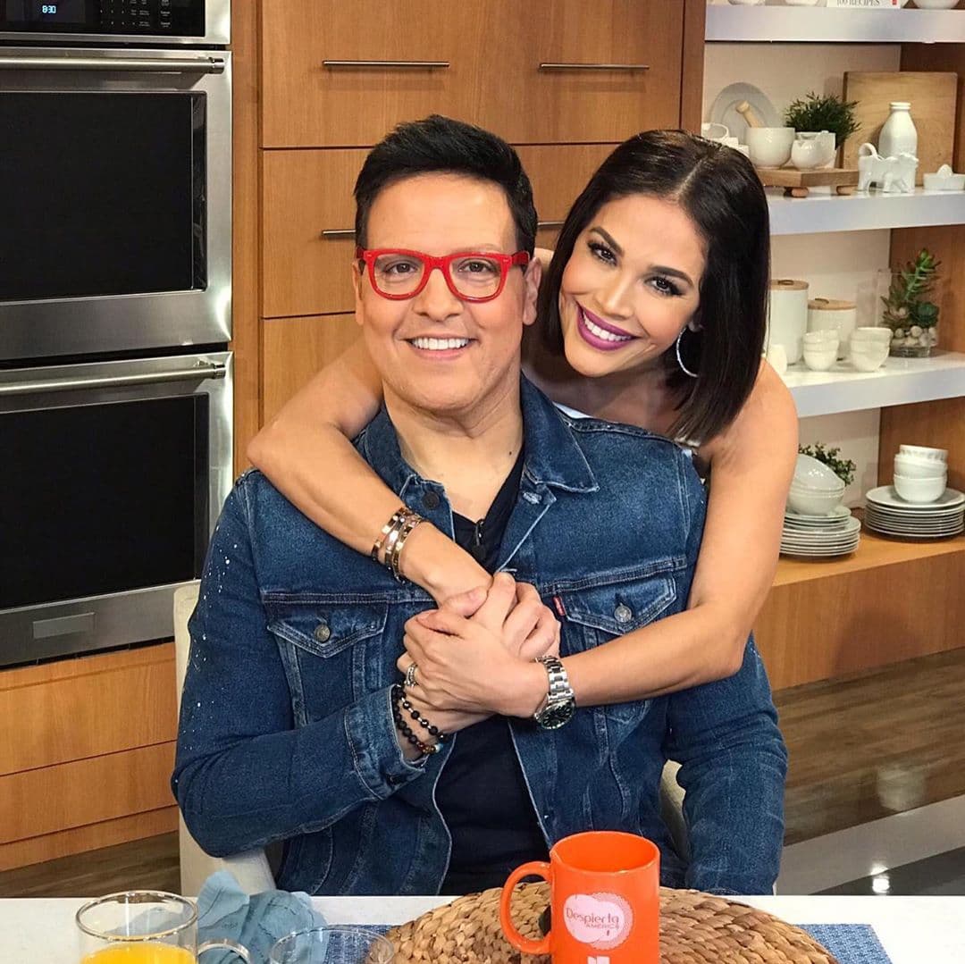 Karla Martínez no dejó de sonreir al dar la feliz noticia en vivo durante el programa del miércoles 18 de septiembre.