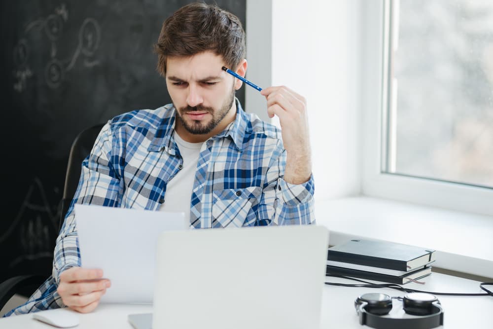 Como te sientes tan seguro de ti mismo tus expresiones no se toman como muestra de superioridad o soberbia sino como una expresión natural de tu manera de ser.