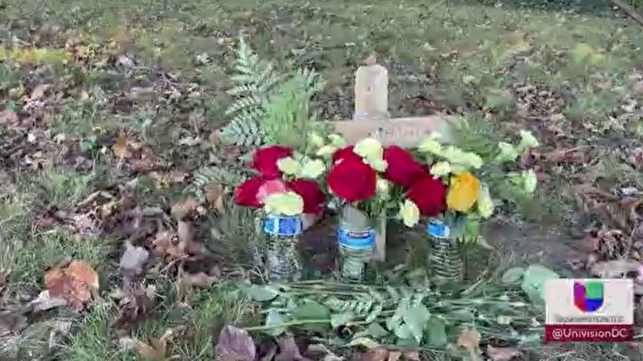 En el sitio donde el sábado fue hallado su cuerpo, hoy están algunas flores adornando una cruz, que recuerda que ahí mismo yacía el cuerpo de alguien a quien la muerte sorprendió en la calle.