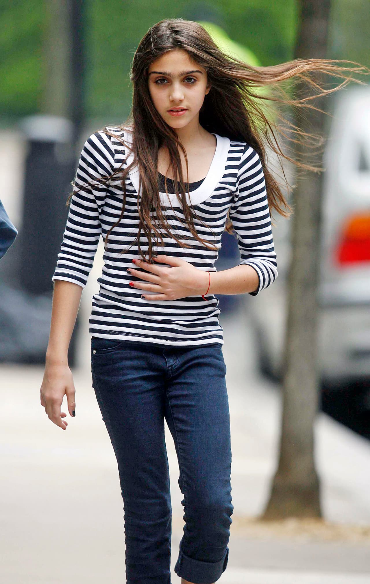 Lola fue castigada por su madre y tuvo que desempeñarse como su asistente durante su más reciente gira.