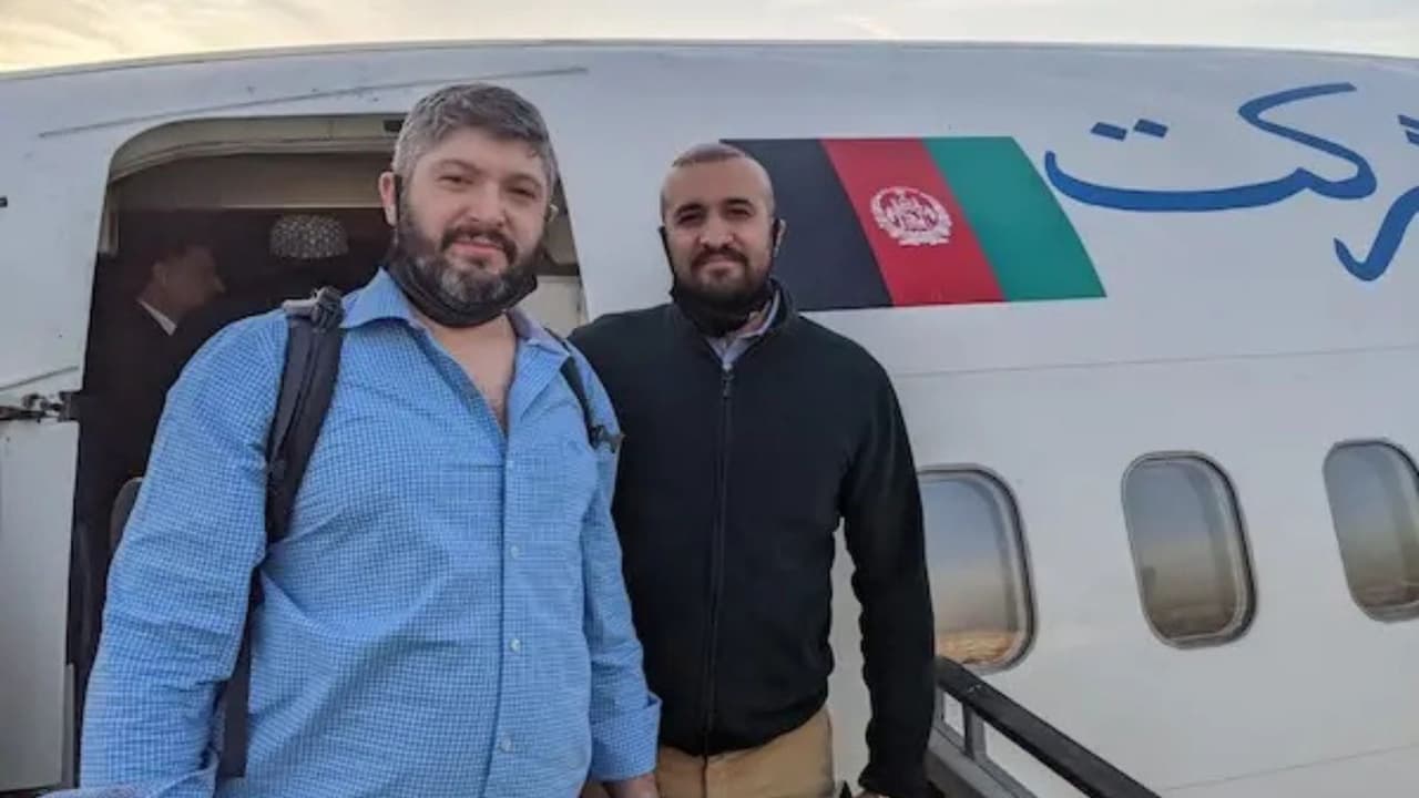 Bryan Stern, fundador y director de Grey Bull Rescue, coordina a su equipo durante un ejercicio operativo. Stern es veterano de fuerzas especiales, cuenta con más de 25 años de experiencia y ha participado en cientos de misiones de rescate humanitario alrededor del mundo.