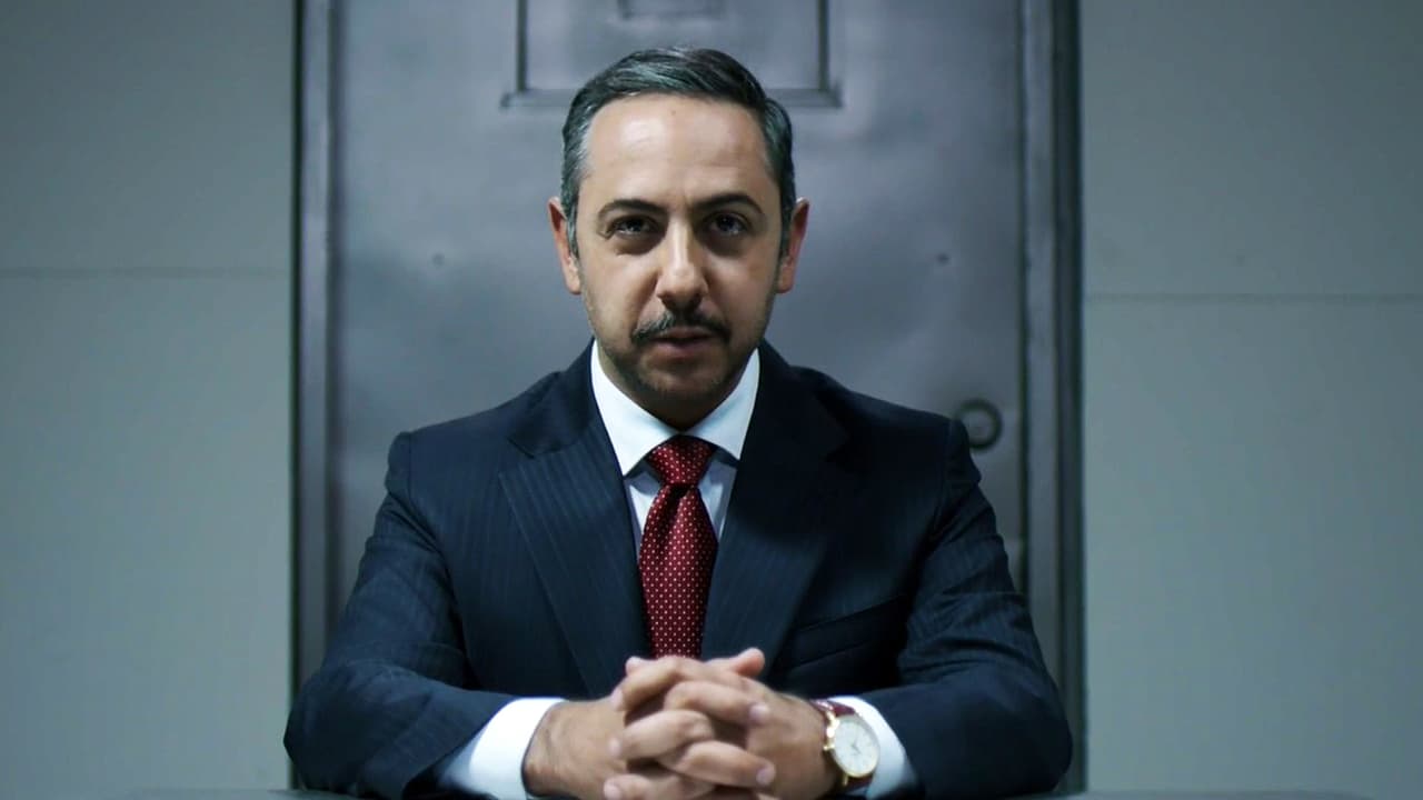 'Don Sol' estaba frente a él para proponerle algo inimaginable:
<b><a href="https://www.univision.com/series/el-chapo/el-chapo-don-sol-le-prometio-a-joaquin-guzman-loera-que-lo-ayudara-a-escapar-de-prision-por-un-tunel-escena-del-dia-video">lo ayudaría a escapar de la cárcel</a></b>.