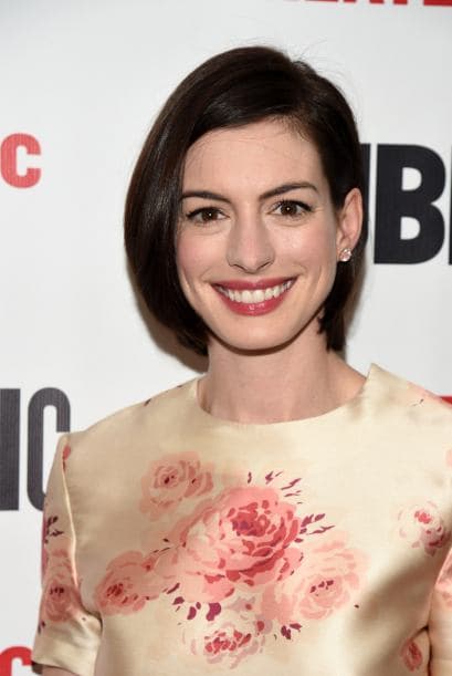 Anne Hathaway ha experimentado con cualquier tipo de peinado y sigue luciendo muy guapa.