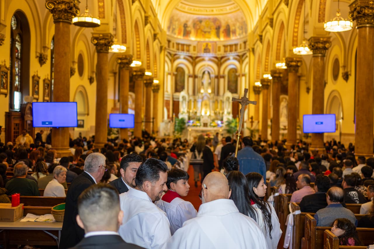 El padre Ako Walker dijo a 
<i>Associated Press </i>que pasó tiempo con las familias de los trabajadores desaparecidos mientras esperaban noticias de sus seres queridos.
<br>