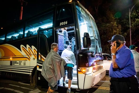 Asistentes al festival son evacuados en autobuses después de que las autoridades neutralizaron al atacante.