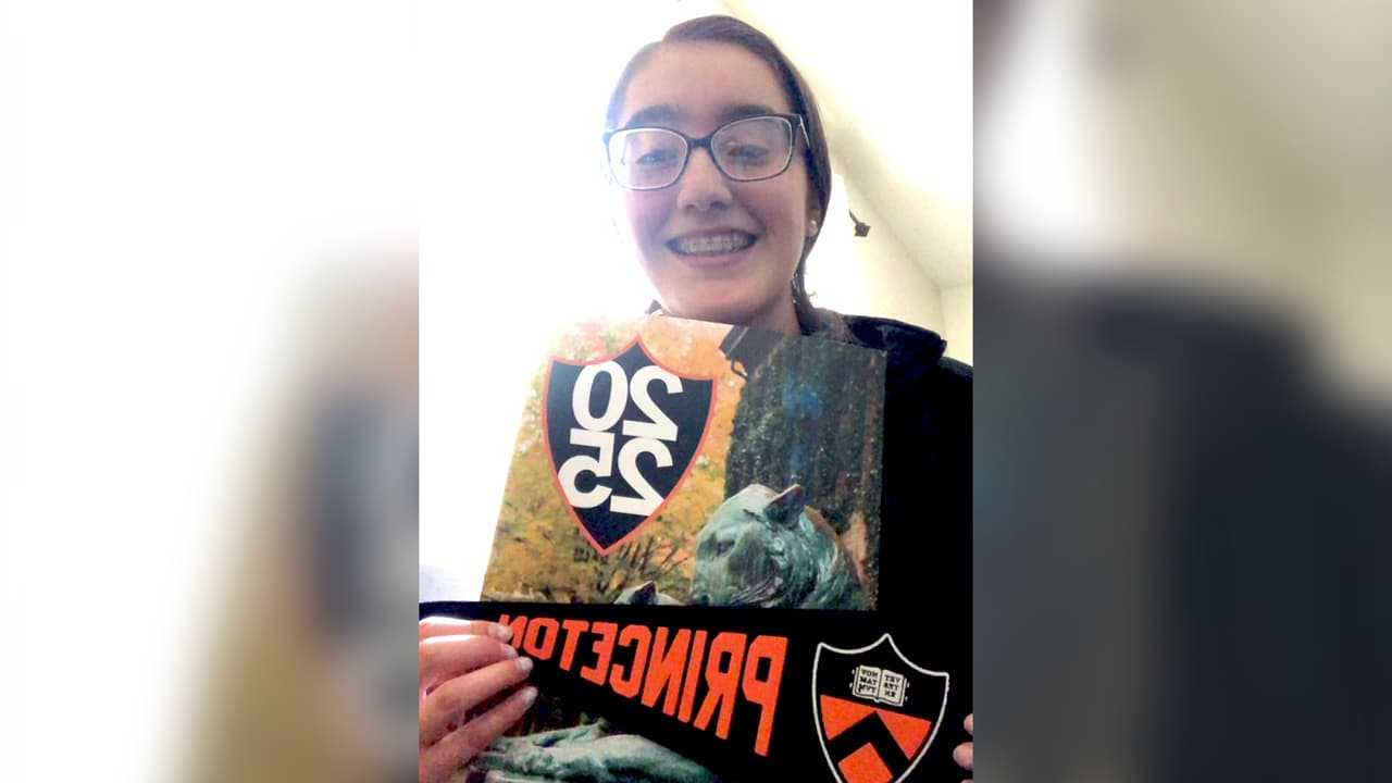 <b>Adriana Alvarado tiene 17 años y vive en <a href="https://www.univision.com/local/fresno-kftv/jill-biden-reune-campesinos-de-california-dia-de-cesar-chavez-fotos">Delano</a>, California.</b> Pero en agosto viajará a la costa este para empezar su primer año de college en
<b><a href="https://www.princeton.edu/" target="_blank">Princeton University</a></b>, donde fue aceptada, junto a otrras instituciones de prestigio de la denominada Ivy League.