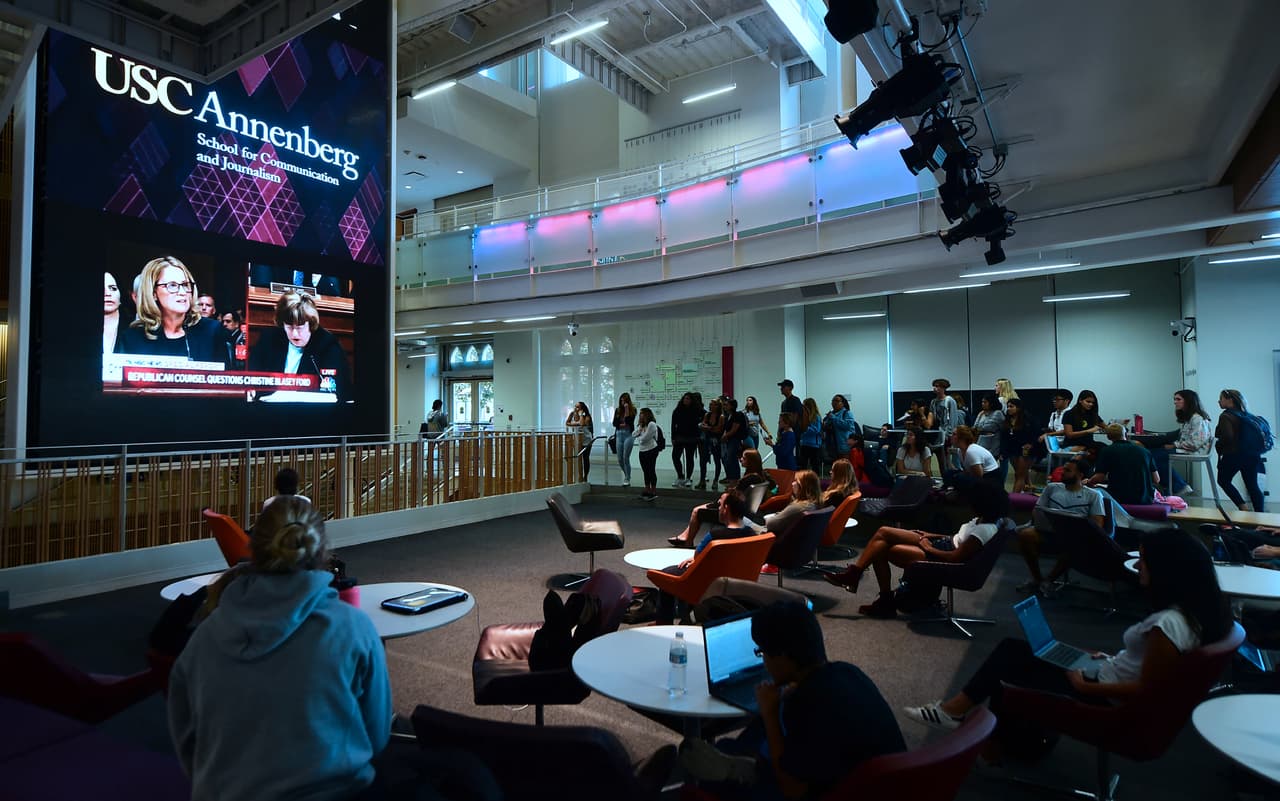 También siguieron la audiencia los estudiantes de la Universidad del Sur de California (USC) en Los Ángeles, como se ve en esta imagen.