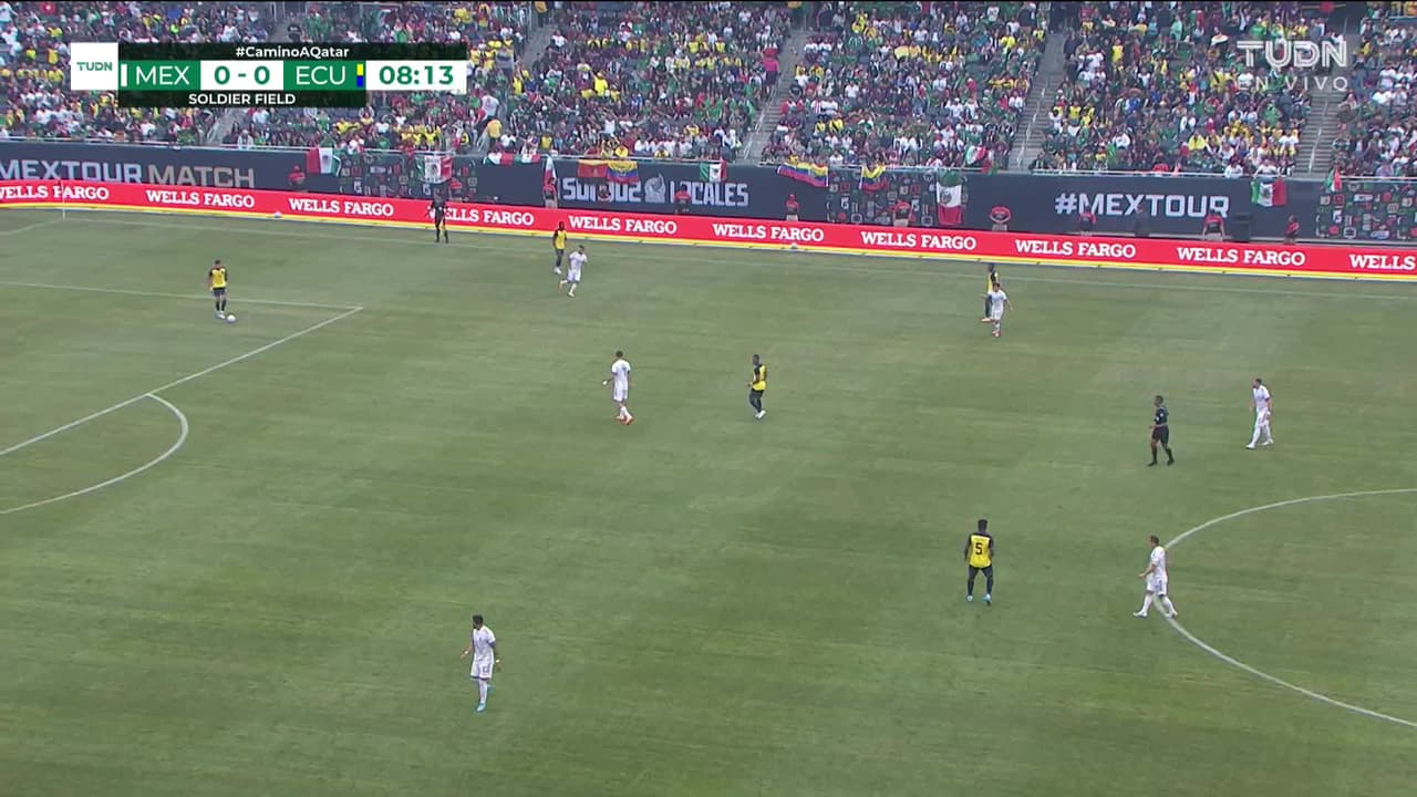 ¡TIRO ATAJADO! disparo por Andrés Guardado.