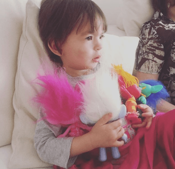 A veces hay que ser un poquito envidiosos... Michelle no le presta ni a su papá los regalos que le dio su abuelita.