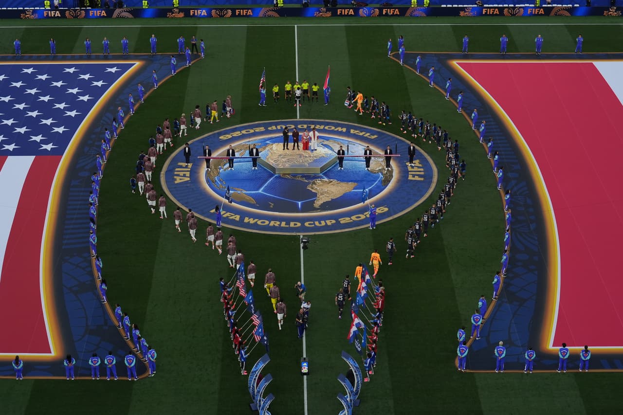 Los jugadores de Paraguay y Estados Unidos saltan al campo para su partido de fútbol del Grupo D de la Copa del Mundo.