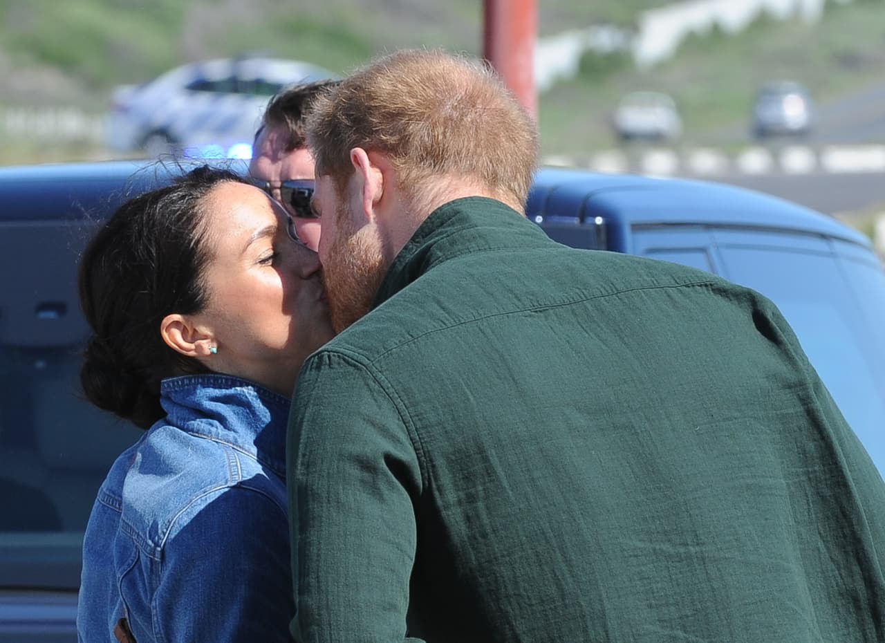 Meghan Markle y el príncipe Harry 
<b><a href="https://www.univision.com/shows/despierta-america/el-beso-de-meghan-markle-y-el-principe-harry-en-su-viaje-por-africa-que-esta-robando-corazones-video" target="_blank">compartieron un tierno beso</a></b> frente a la multitud. De acuerdo con 
<b><a href="https://www.mirror.co.uk/news/uk-news/meghan-markle-prince-harry-break-20164998">The Mirror</a></b>, "si bien no hay una regla o protocolo real establecido, tradicionalmente los miembros de la familia real británica 
<b><a href="https://www.univision.com/entretenimiento/un-nino-protagoniza-la-mas-tierna-falta-al-protocolo-real-con-el-principe-harry-y-meghan-markle-video" target="_blank">no muestran este tipo de afecto</a></b> cuando están fuera, especialmente en el extranjero en eventos oficiales".