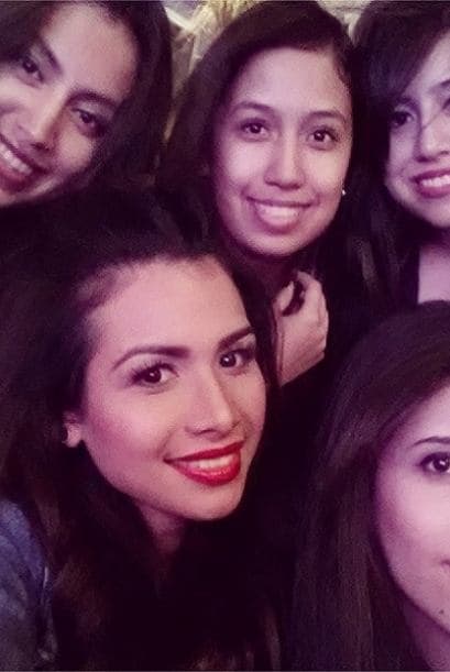 Marisela se reencontró con sus amigas de la infancia y aprovechó para tomarse una selfie con todas ellas.