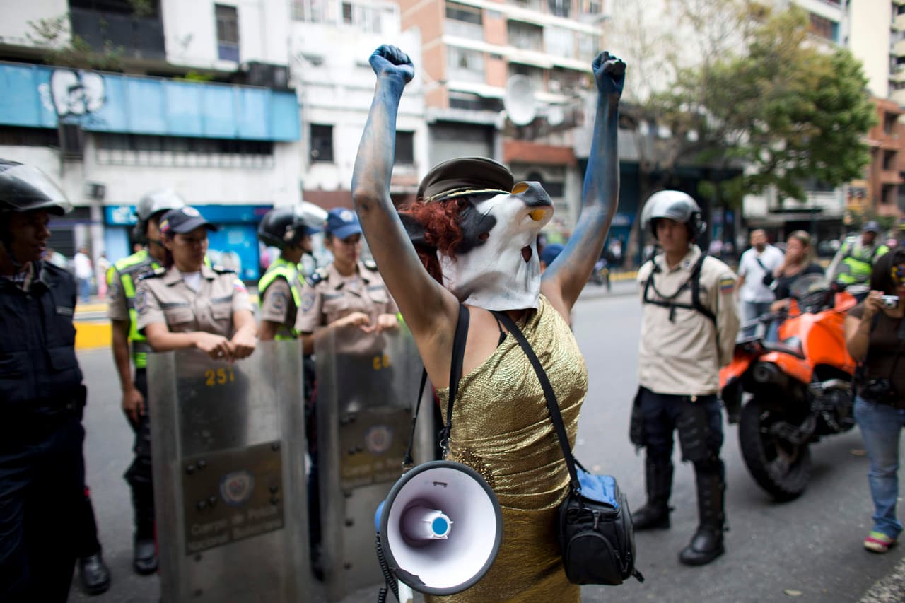 A masked female protester outside the Attorney General's office in Caracas. March 8, 2017.