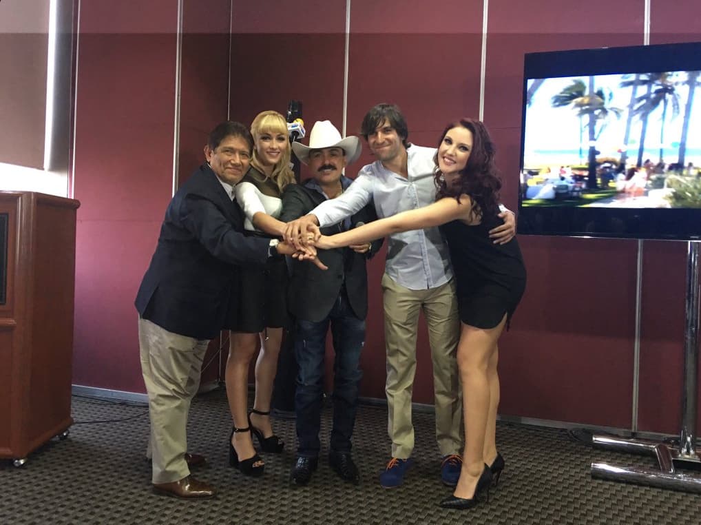 La idea surgió gracias a que grabaron el video del tema "Sueño de amor", en donde Osvaldo de León y María Andrea participan.