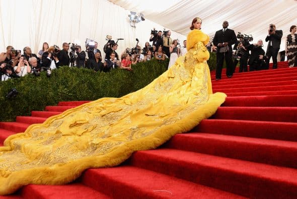 Rihanna caminaba y su cola parecía que nunca llegaba a su destino.