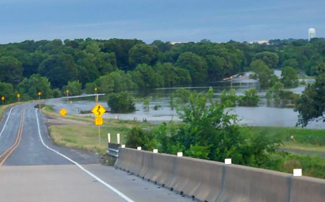 Importantes vías, como la FM 244 en Bryan District, están intransitables.