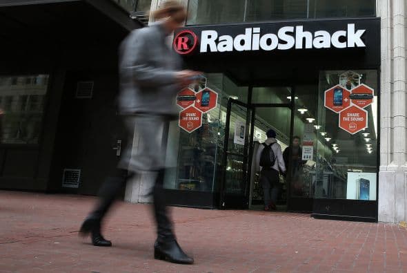 RADIOSHACK. Pese a que hace una o dos décadas esta firma tenía un local en cada esquina, esto se volvió insostenible en plena era del envío gratuito por la noche.