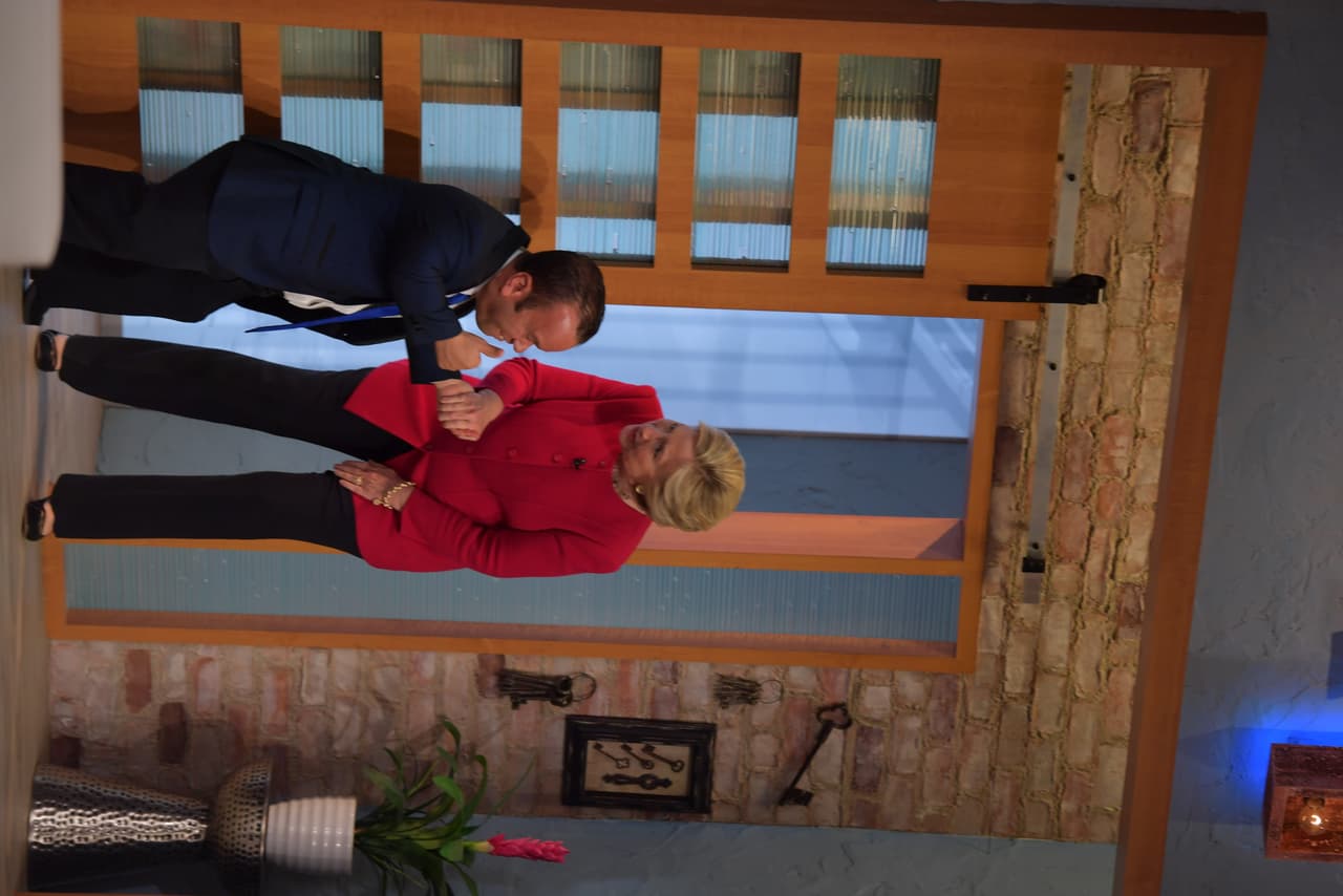 Hillary Clinton fue escoltada por Carlitos, el productor, a su llegada.