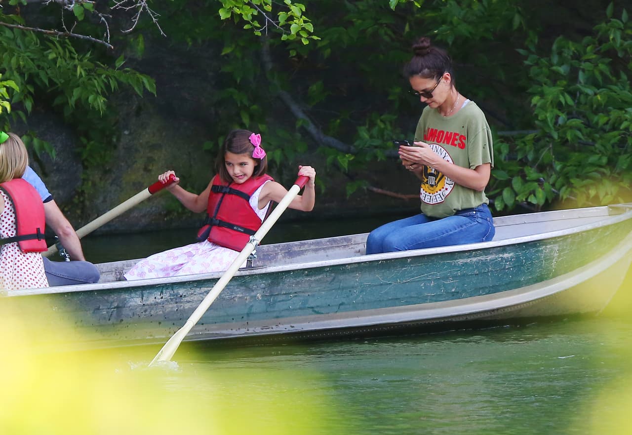 Mami Katie le sacaba fotos y las revisaba.