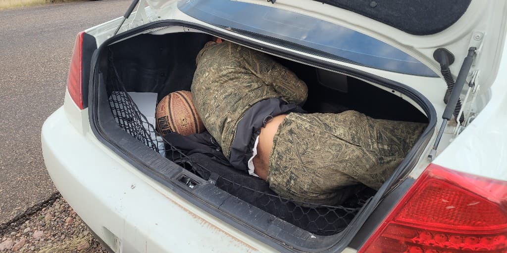 Otro migrante iba en el maletero.