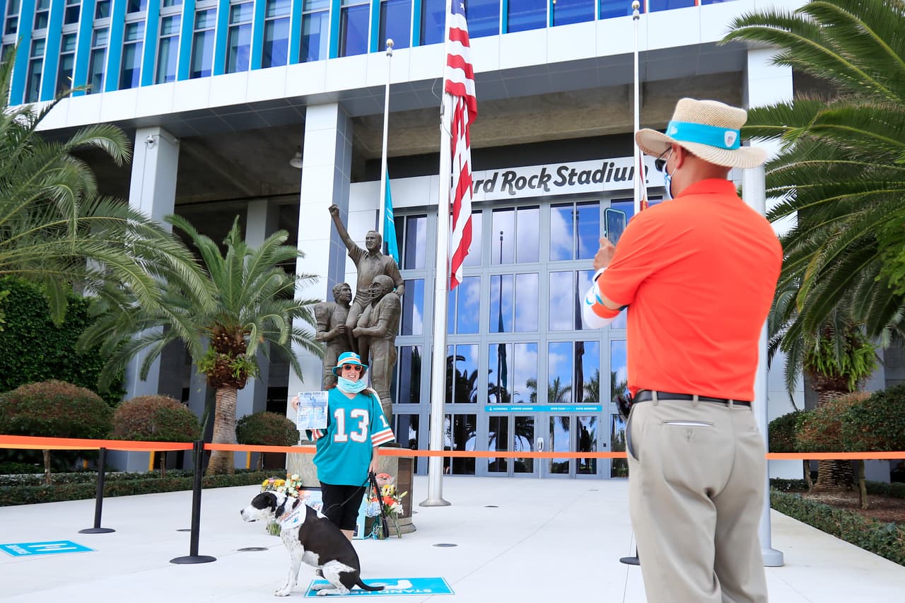 Todos los aficionados deben usar su máscara cuando no estén comiendo o bebiendo activamente. 
<br>
