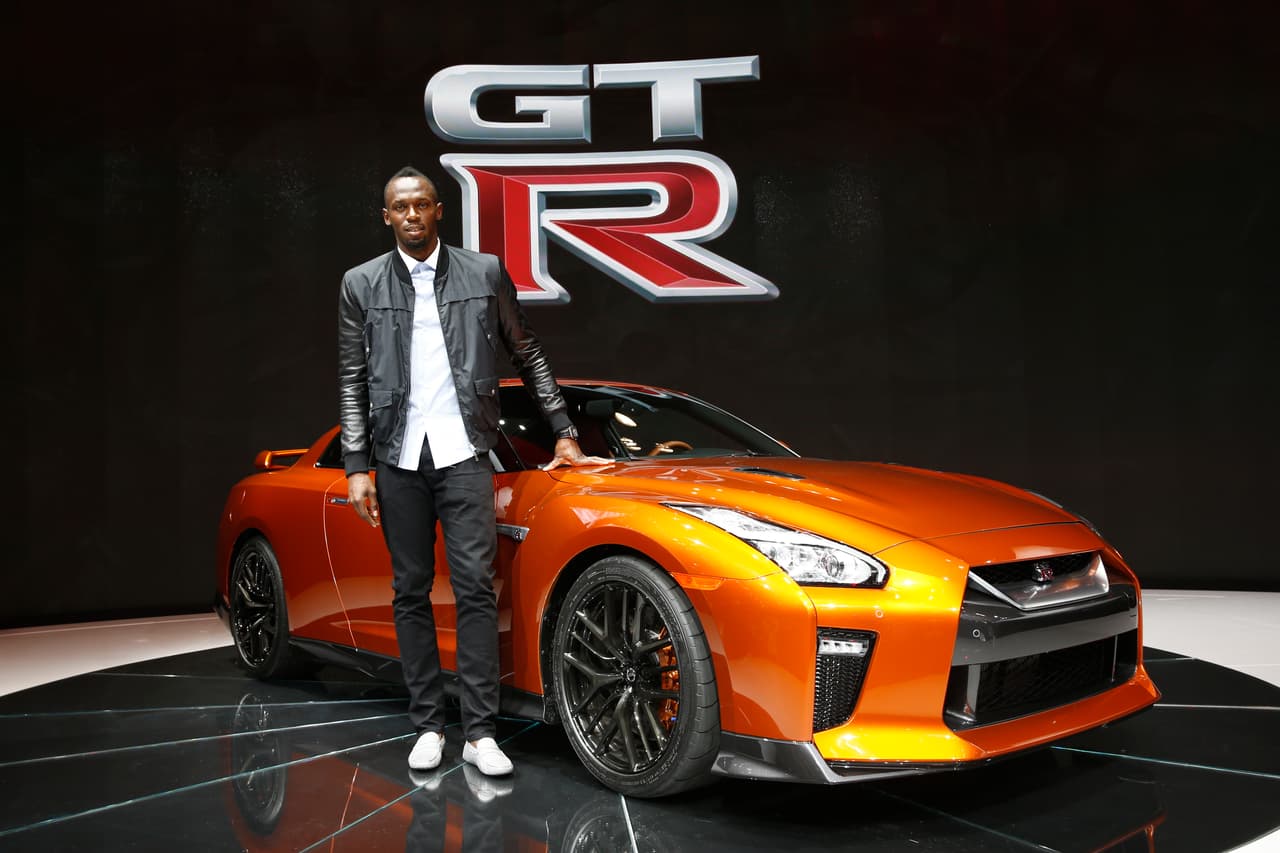 Un 
<b> GT-R</b> mejorado para 2017 debutó en el 
<b>Auto Show de Nueva York 2016</b> con un motor V6 doble turbo de 3.8 litros con 565 HP, capaz de ir de 0 a 60 mph en tan sólo 2.9 segundos y alcanzar las 195 mph y un precio inicial es de 110,000 dólares. Allí estuvo Bolt para apoyarlo, para deleite de NIssan que tuvo en su exhibición a uno de los autos de producción más rápidos que existen junto al hombre más rápido del planeta.