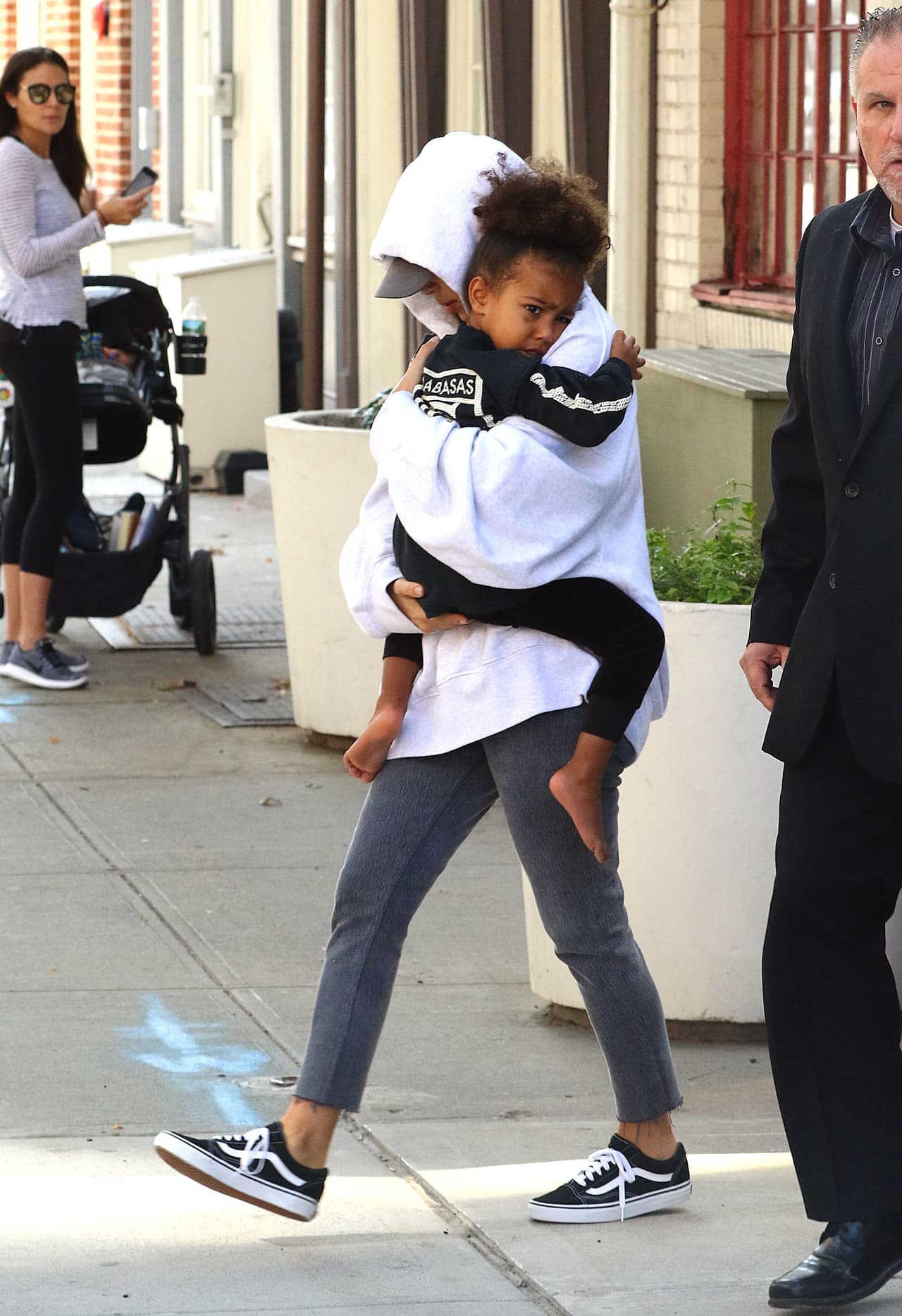 Así que decidieron ya regresar a su hogar en Los Angeles y así vimos a Kim salir.