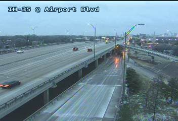 <ul>
 <li class="li2">Mantén al menos tres veces la distancia de seguimiento normal sobre nieve o hielo.</li>
</ul>