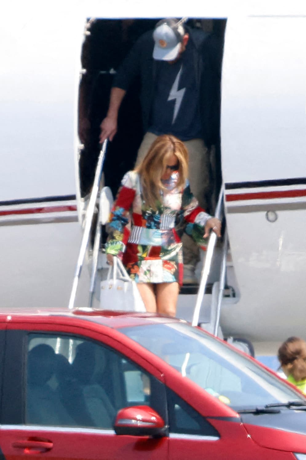 Primero, los captaron llegando a Francia aterrizando en la misma aeronave. 
<br>