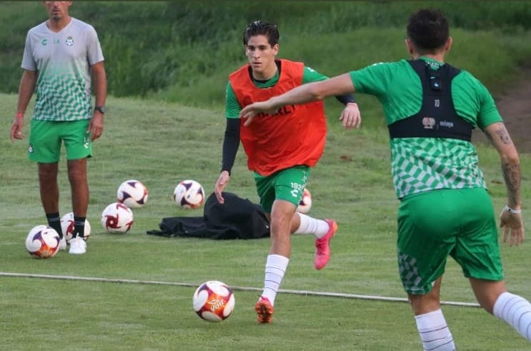 Santos comparte su sesión matutina y, ¿por qué no? Una refrescadita también.