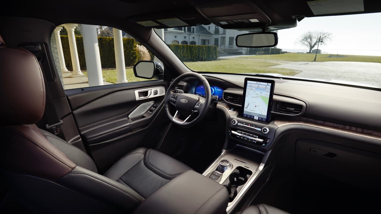 La cabina de la Ford Explorer 2020 muestra un diseño menos angular, más espacioso y en nuestra opinión más hermoso y limpio que el del vehículo que reemplaza.