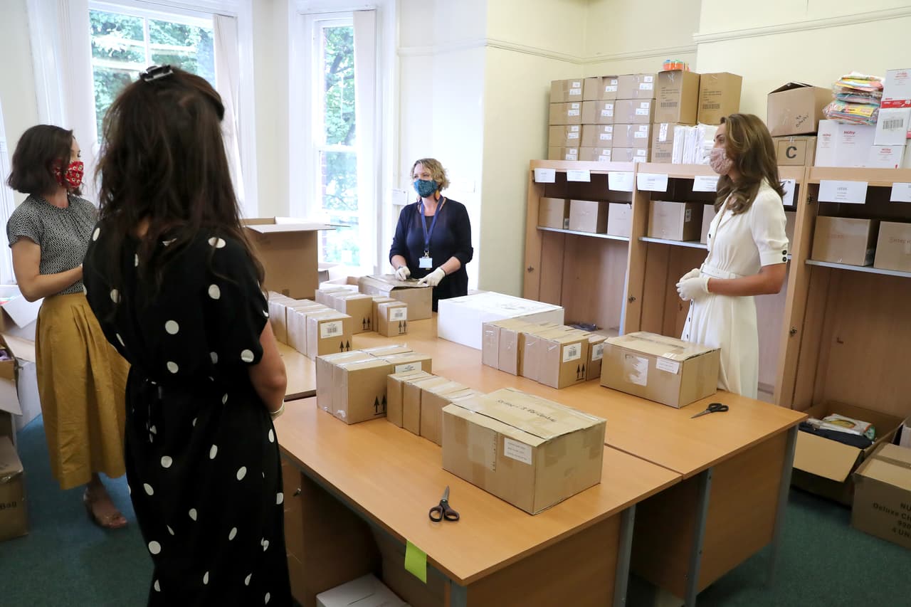 Sobre la labor social de la duquesa, el informe detalla que Middleton "ha persuadido a 19 marcas británicas para que donen más de 10,000 artículos nuevos a más de 40 bancos para bebés en todo el Reino Unido".
<br>