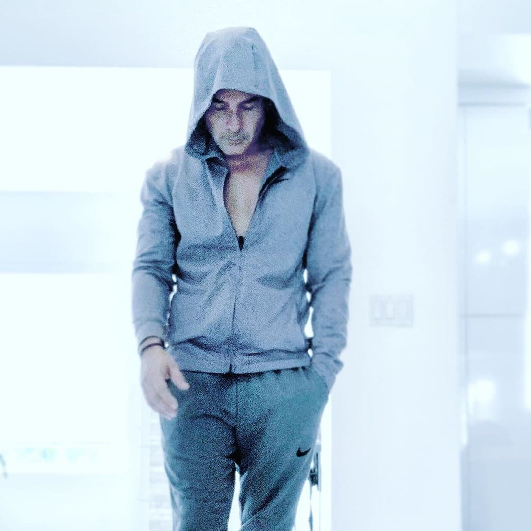 Y precisamente por el cambiante clima en Miami, nuestro presentador nos enseñó un look muy misterioso, pero que le sienta bastante bien.