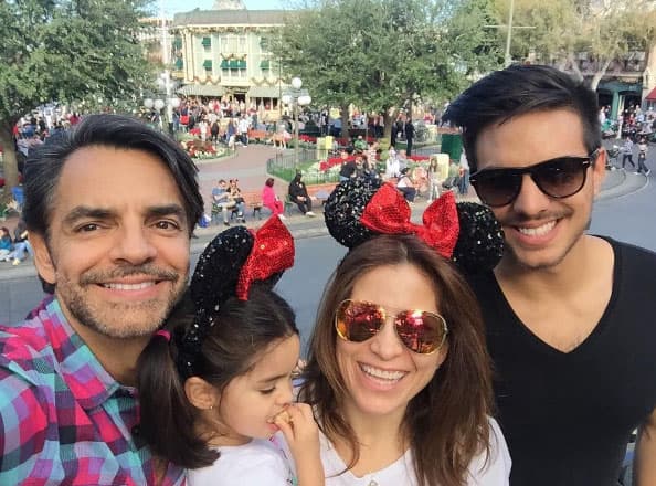 Eugenio y Alessandra Rosaldo en Disney con Aitana y Vadhir Derbez.
