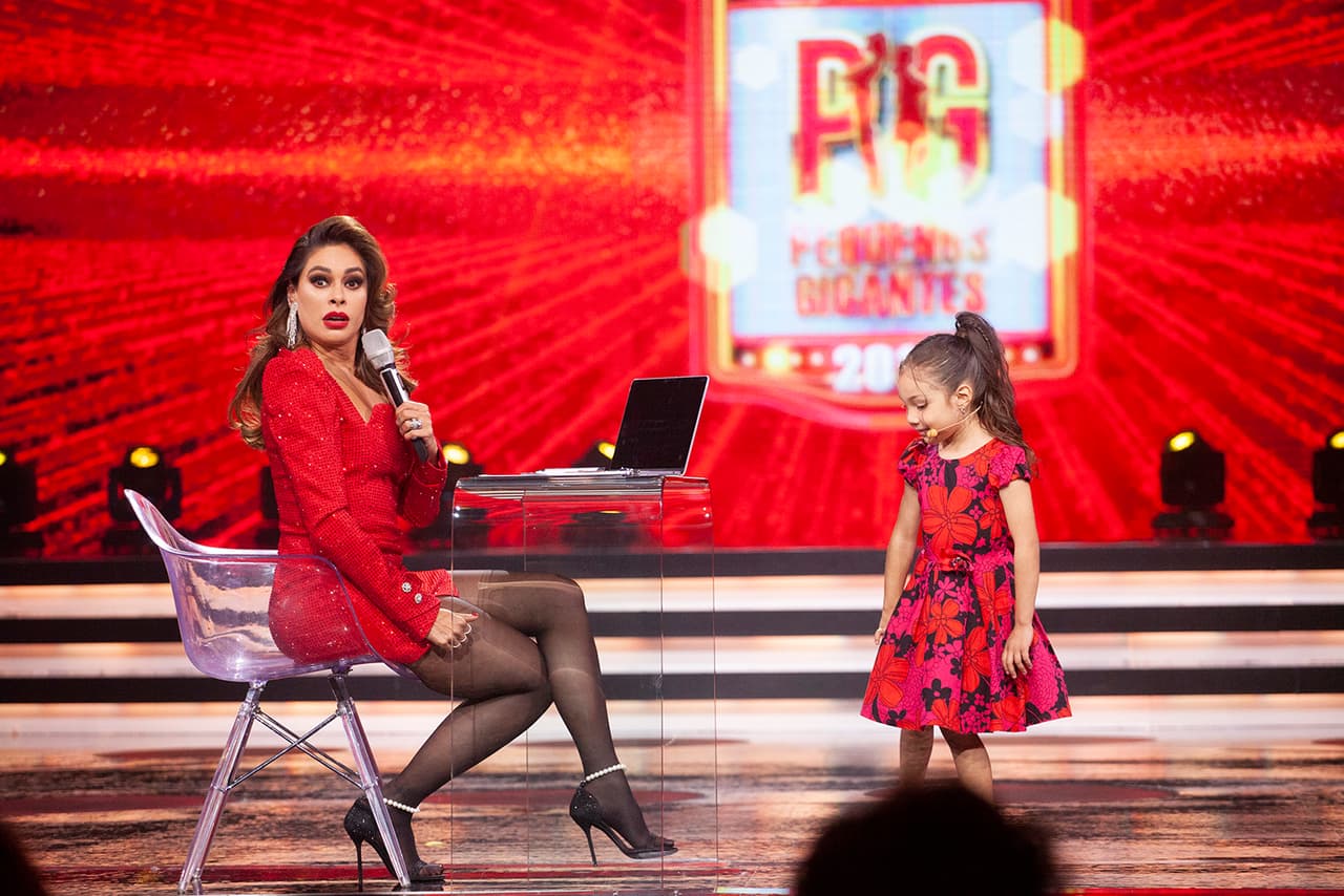 La primera capitana en aparecer fue 
<b>Sara Lucía, </b>de 5 años. La pequeña 
<b><a href="https://www.univision.com/shows/pequenos-gigantes/las-dos-estamos-chaparritas-sarilu-sorprende-a-veronica-castro-con-sus-bombas-yucatecas-video">improvisó una 'bomba yucateca'</a></b> (un dicho en rima con un poco de humor) para cada juez, lo que desató las primeras carcajadas de la noche.