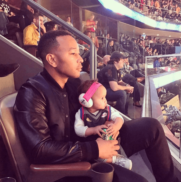 Luna está próxima a cumplir un año de edad y ya es toda una celebridad en las redes sociales de sus famosos padres, John Legend y Chrissy Teigen.